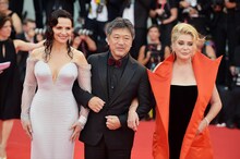 第76回ヴェネツィア国際映画祭レッドカーペットでの様子。左からジュリエット・ビノシュ、是枝裕和、カトリーヌ・ドヌーヴ。(c)getty Images