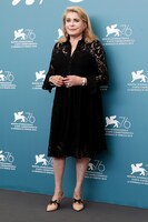 第76回ヴェネツィア国際映画祭「真実」フォトコールでのカトリーヌ・ドヌーヴ。(c)getty Images