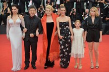 第76回ヴェネツィア国際映画祭レッドカーペットでの様子。左からジュリエット・ビノシュ、是枝裕和、カトリーヌ・ドヌーヴ、マノン・クラヴェル、クレモンティーヌ・グルニエ、リュディヴィーヌ・サニエ。(c)getty Images