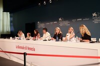 第76回ヴェネツィア国際映画祭「真実」公式会見の様子。(c)getty Images