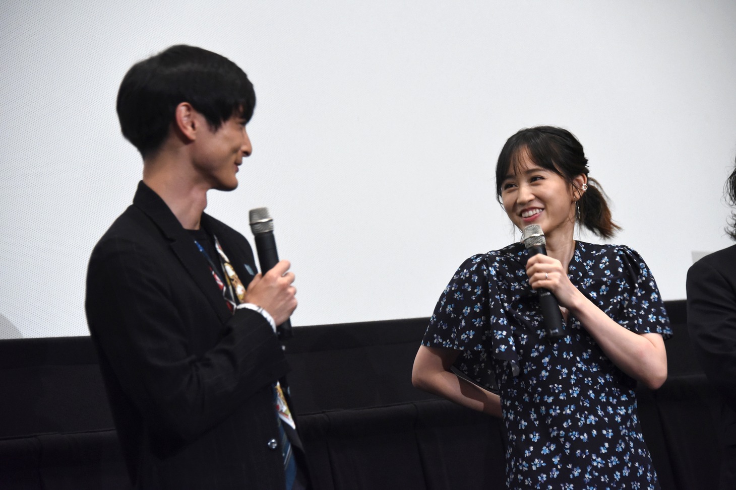 左から高良健吾、前田敦子。