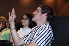 会場に集まった人々と写真を撮るボー・バーナム（手前）。