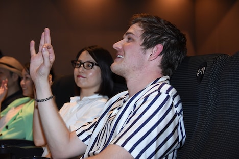 会場に集まった人々と写真を撮るボー・バーナム（手前）。