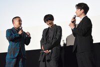 ステージ上で小競り合いをする濱田岳（左）と高橋一生（中央）を見かね、フォローに入る星野源（右）。