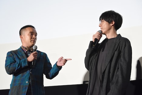 ステージ上でもめ始める濱田岳（左）と高橋一生（右）。