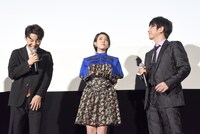 及川光博（右）から「インスタ大臣」と命名された星野源（左）。