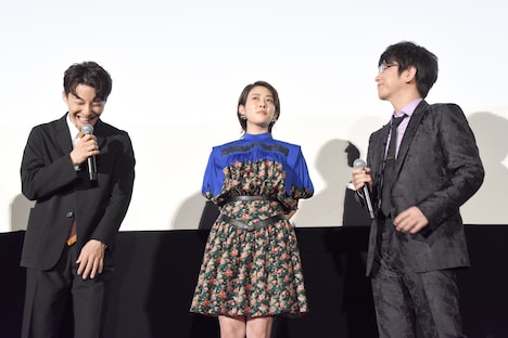 及川光博（右）から「インスタ大臣」と命名された星野源（左）。