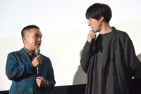 冗談交じりに喧嘩をする濱田岳（左）と高橋一生（右）。