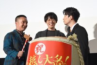 樽に木槌を打ち込むタイミングを相談するキャストたち。