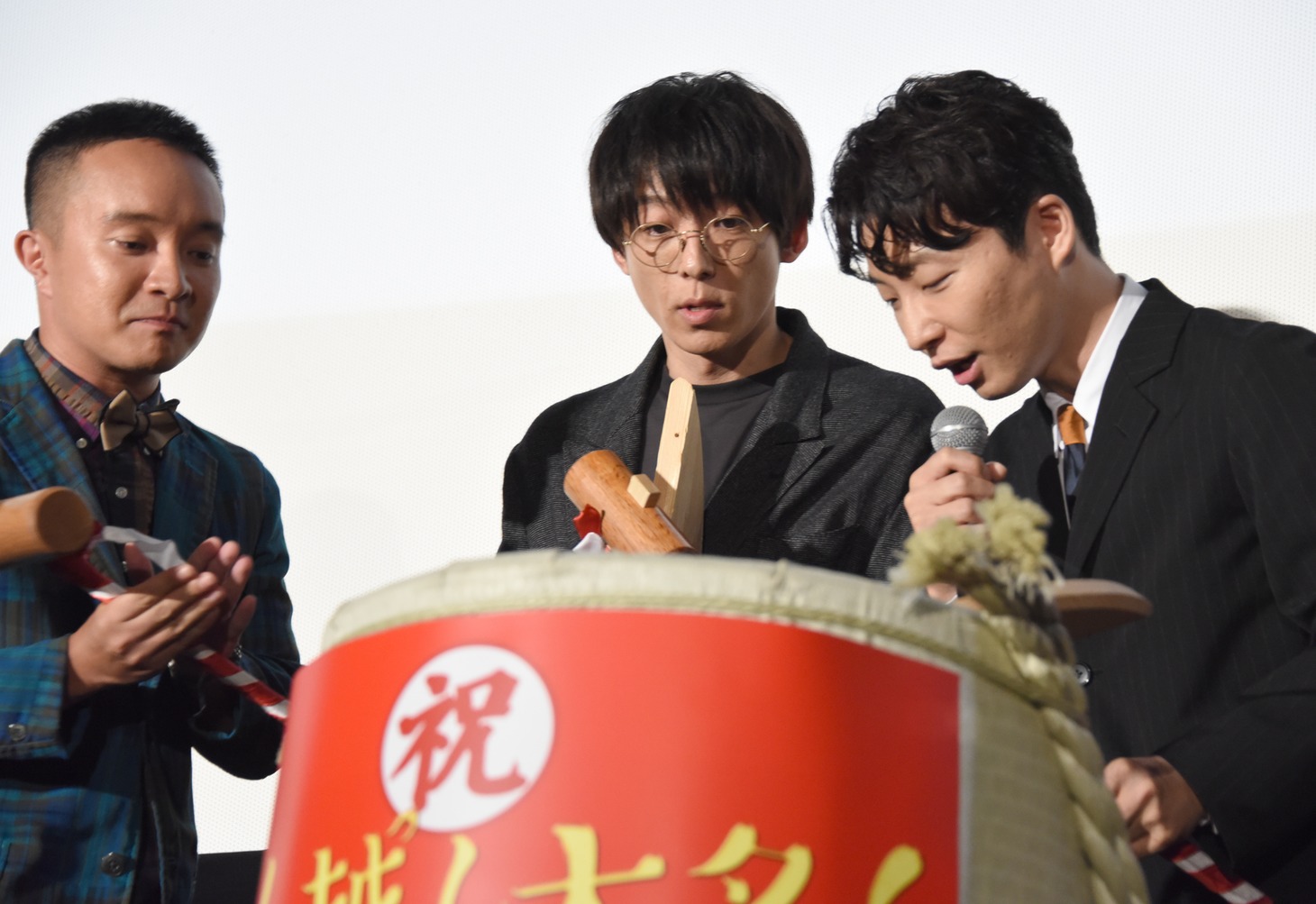 樽の中をのぞき込むキャストたち。