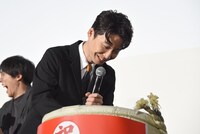 樽の中をのぞき込んで笑う星野源。