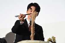 樽の中に入っていた“引っ越しそば”を箸で持ち上げる星野源。