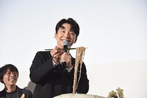 映画の公開を祝した鏡開きの終了後、樽の中に入っていた“引っ越しそば”を持ち上げる星野源。