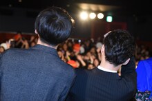 高橋一生（左）と、持参したカメラで撮影をする星野源（右）。