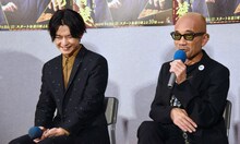 左から千葉雄大、竹中直人。