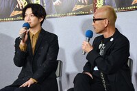 左から千葉雄大、竹中直人。