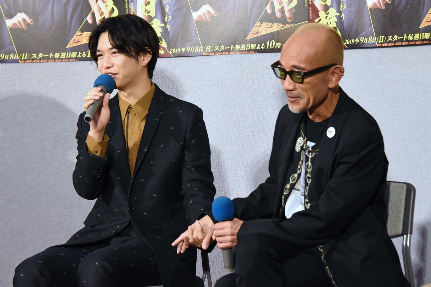 手を握り合う千葉雄大（左）と竹中直人（右）。