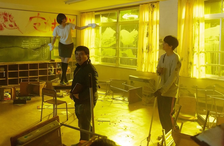 これが映画版クソムシの海 惡の華 メイキング写真公開 玉城ティナは机上で笑う 映画ナタリー