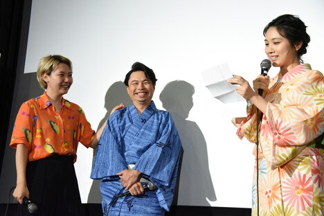 ふくだももこの母からの手紙を読み上げる松本穂香（右）。