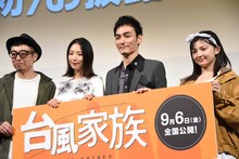 「台風家族」公開前イベントの様子。左から市井昌秀、MEGUMI、草なぎ剛、甲田まひる。