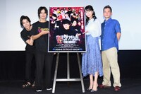 「恋するアンチヒーロー THE MOVIE」公開記念舞台挨拶の様子。左から高橋健介、高崎翔太、佐分利眞由奈、小泉剛。