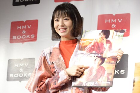 お気に入りカットを見せる浜辺美波。