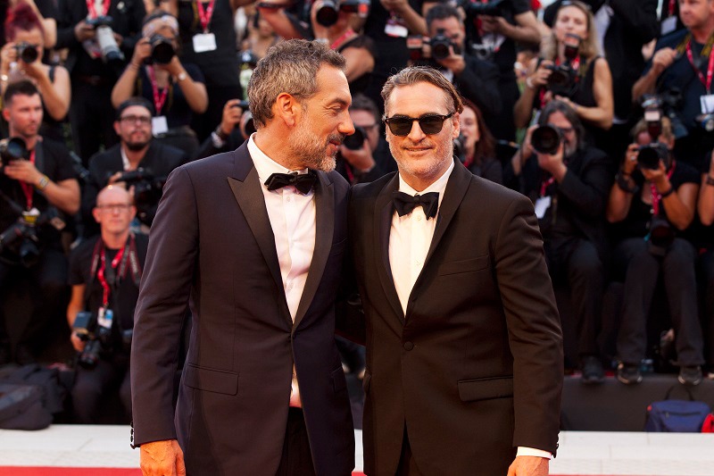 左からトッド・フィリップス、ホアキン・フェニックス。