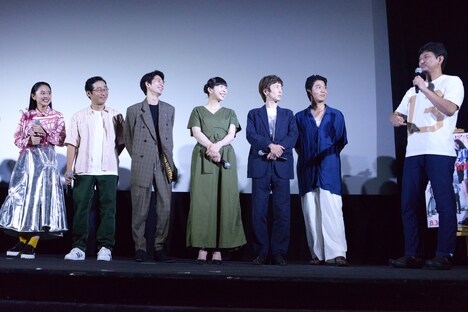 堀田真由（左端）に「カチンと来ちゃったこと」を暴露する渡辺謙作（右端）。