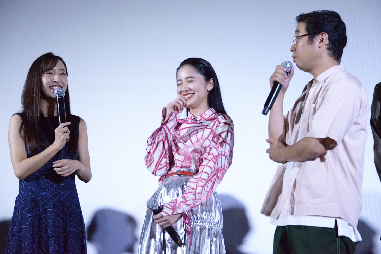 板野友美（左）に「ラブラブしてましたよね!?」と問う前野朋哉（右）。