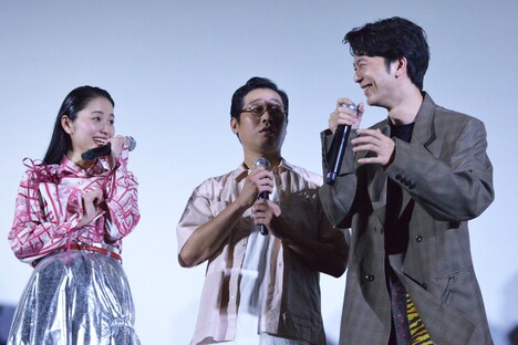 脱ぎ癖を暴露され弁明する岩井拳士朗（右）。