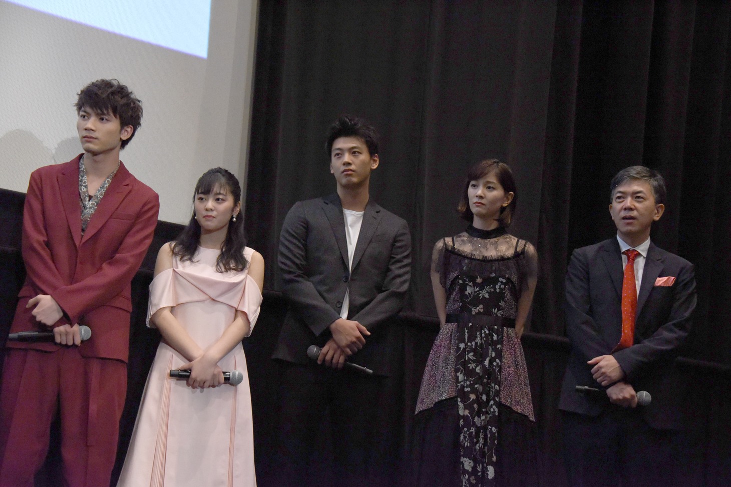 緑黄色社会のパフォーマンスを見守る登壇者たち。