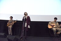 緑黄色社会によるパフォーマンスの様子。