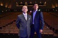 左から杉下右京役の水谷豊、冠城亘役の反町隆史。