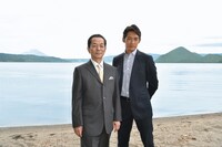 左から杉下右京役の水谷豊、冠城亘役の反町隆史。