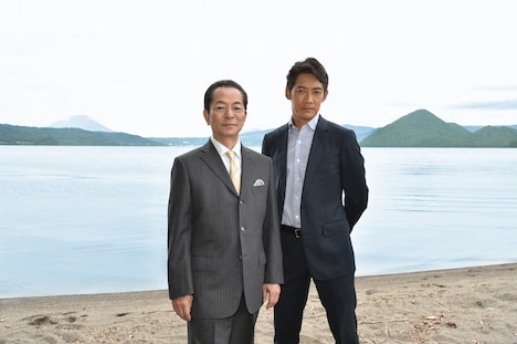 左から杉下右京役の水谷豊、冠城亘役の反町隆史。