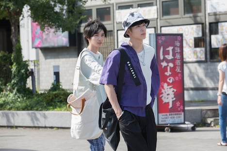 YouTubeドラマ「主人公」第1話より。左から小野寺晃良演じる大介、長谷川慎演じる勇次郎。