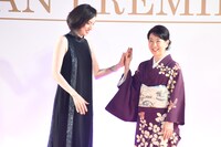 左から天海祐希、吉永小百合。