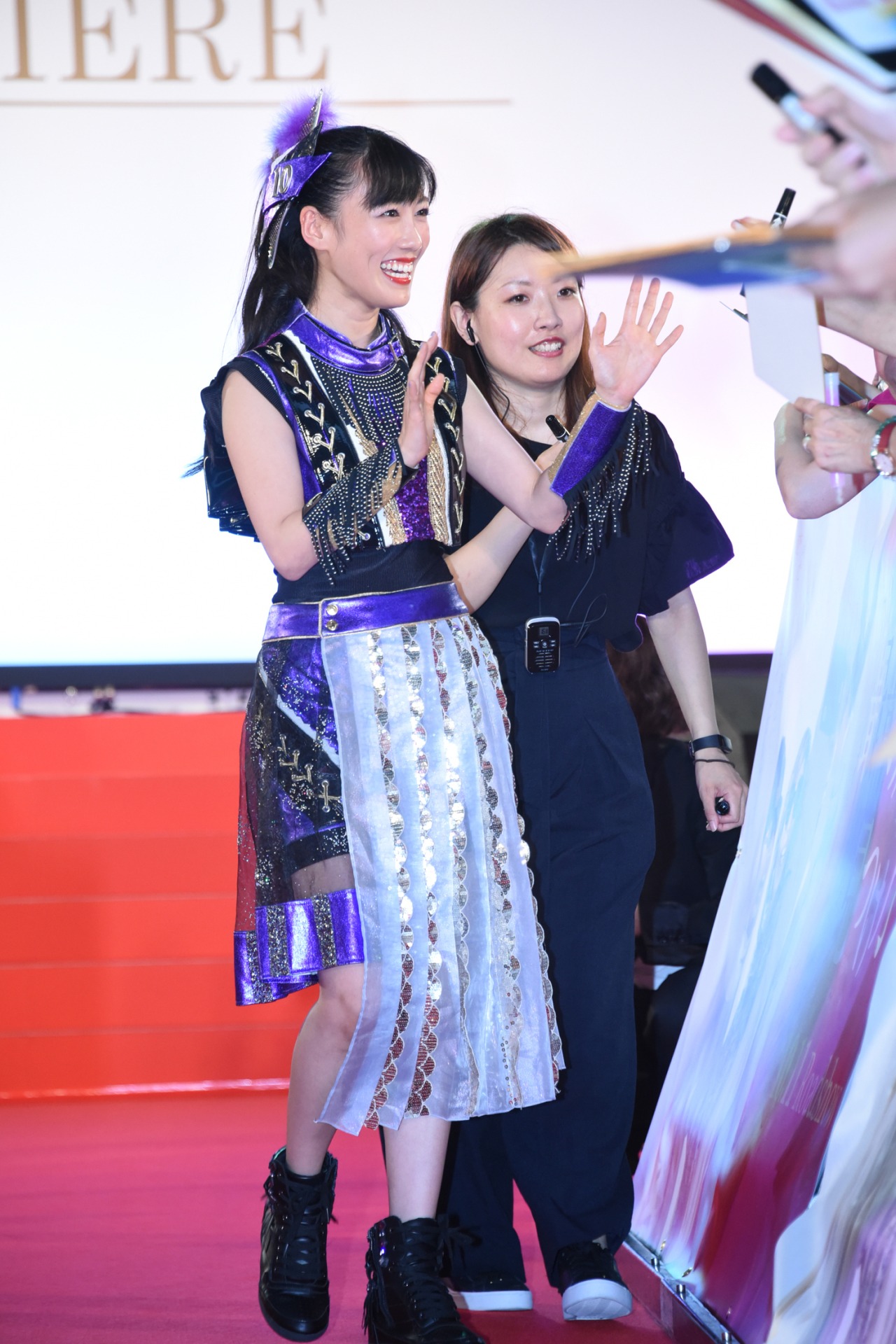 ファンと交流する高城れに。