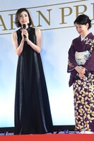 左から天海祐希、吉永小百合。