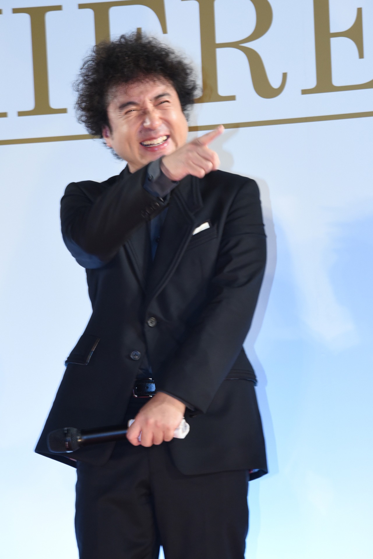 モノノフを指すムロツヨシ。