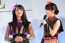 左から佐々木彩夏、百田夏菜子。