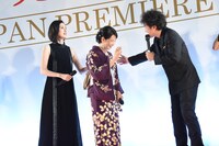 左から天海祐希、吉永小百合、ムロツヨシ。