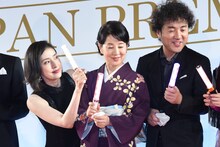 左から天海祐希、吉永小百合、ムロツヨシ。