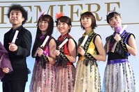 左からムロツヨシ、ももいろクローバーZ。