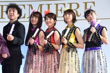 左からムロツヨシ、ももいろクローバーZ。