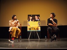 左から今泉力哉、燃え殻。