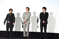 左から瑠東東一郎、田中圭、林遣都。