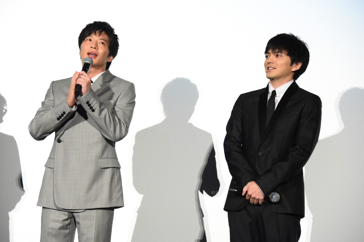 左から田中圭、林遣都。