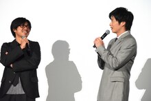 左から瑠東東一郎、田中圭。