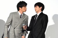 田中圭（左）にライブビューイングカメラの位置を教える林遣都（右）。